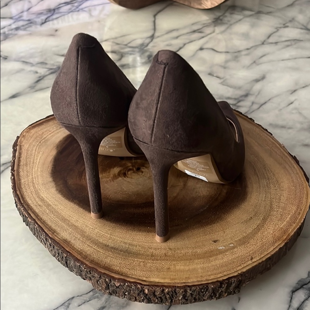 Elegant Brown Suede Pumps - Picture 2 of 3